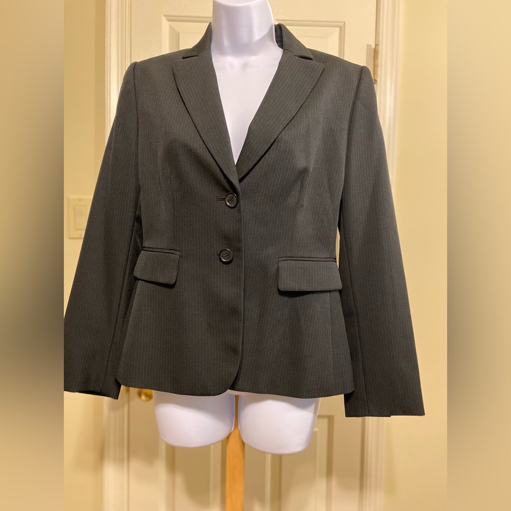 TAHARI BY ARTHUR S. LEVINE - Classic Black Pinstripes Women's Blazer, Size: 6P